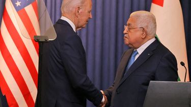 El presidente Joe Biden, y el presidente palestino, Mahmud Abbas, se dan la mano después de sus declaraciones a los medios de comunicación en el recinto presidencial de Muqataa en la ciudad de Belén, en la Cisjordania ocupada, el 15 de julio de 2022.