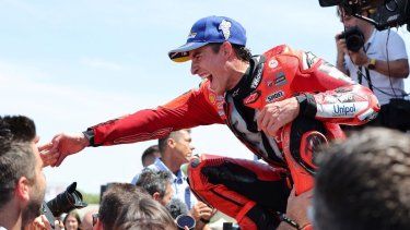 Marc Márquez, del equipo Ducati Lenovo Team, celebra en el podio su victoria en la carrera sprint del Gran Premio de Aragón de Moto GP en el circuito de Motorland en Alcañiz, noreste de España, el 7 de junio de 2025.