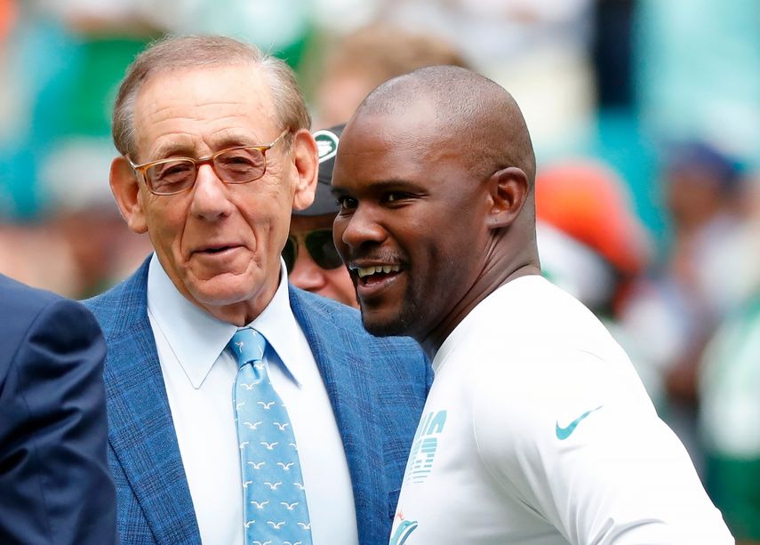 Brian Flores, exentrenador de los Dolphins de Miami terminó la temporada con el equipo y ahora busca uno nuevo
