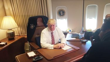 El presidente estadounidense, Donald Trump, posa en su escritorio del Air Force One durante su primer viaje oficial como mandatario en enero de este año.