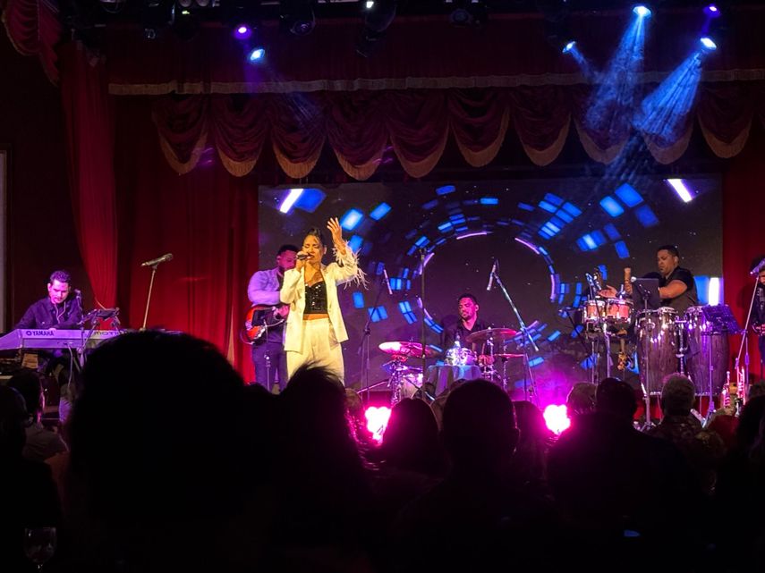 Haydée Milanés en el Flamingo Theater Bar de Miami.