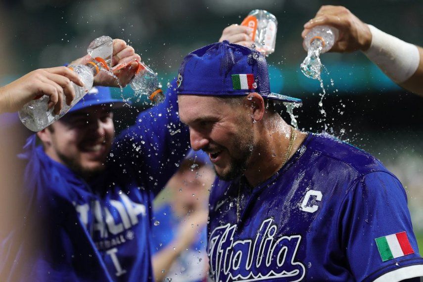 El toletero Vinnie Pasquantino, de Italia, recibe un baño de agua por parte de sus compañeros tras una victoria en el Clásico Mundial de Béisbol, el 11 de marzo de 2026.