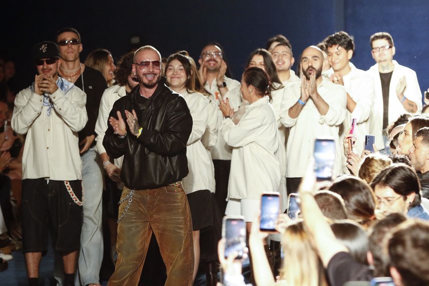 El cantante colombiano J Balvin (c) reacciona al finalizar la pasarela inaugural de Colombiamoda, en Medellín (Colombia), el 25 de julio de 2026. Con la pasarela “Artisan Gang in The City”, un desfile de la marca Vélez y el cantante colombiano J Balvin se realizó la apertura de Colombiamoda 2026.