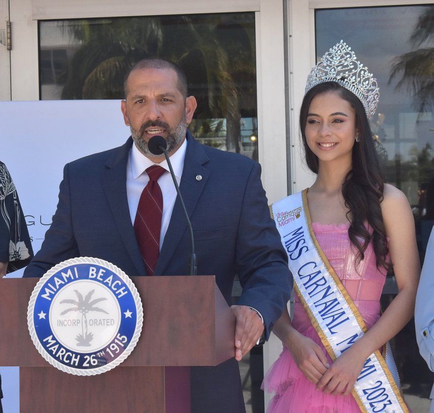 Alexander Pérez, presidente de los Kiwanis de la Pequeña Habana, y Daylín Rodríguez, Miss Carnaval 2023.