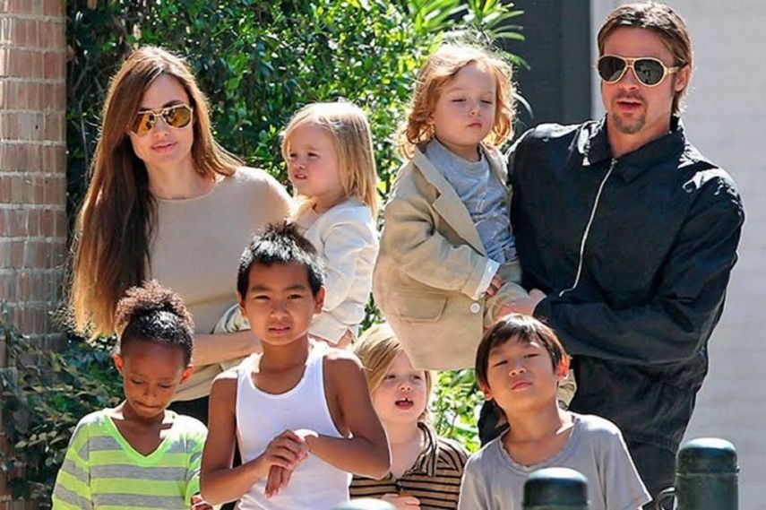 Hace un par de semanas los paparazzi descubrieron a Jolie y Pitt con algunos niños en un mercado, donde se camuflaban como turistas cualquiera (ARCHIVO)
