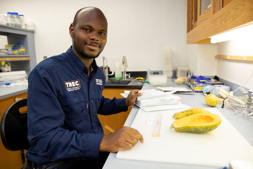 Dr. Geoffrey Meru Profesor asociado, mejoramiento, genética y genómica de hortalizas, Departamento de Ciencias Hortícolas, Centro de Investigación y Educación Tropical UF/IFAS