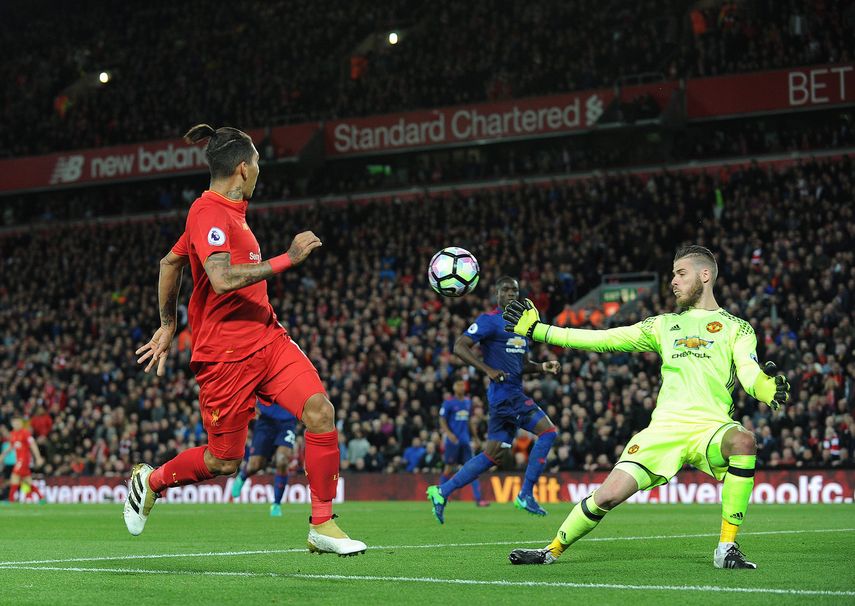 David De&nbsp;Gea&nbsp;(derecha) de Manchester United bloquea un remate de Roberto Firmino (izquierda) de Liverpool&nbsp;