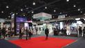 Varias personas caminan encima de un espacio de exhibición vacío durante la feria tecnológica CES, el jueves 6 de enero de 2022, en Las Vegas. Varias personas caminan encima de un espacio de exhibición vacío durante la feria tecnológica CES, el jueves 6 de enero de 2022, en Las Vegas.