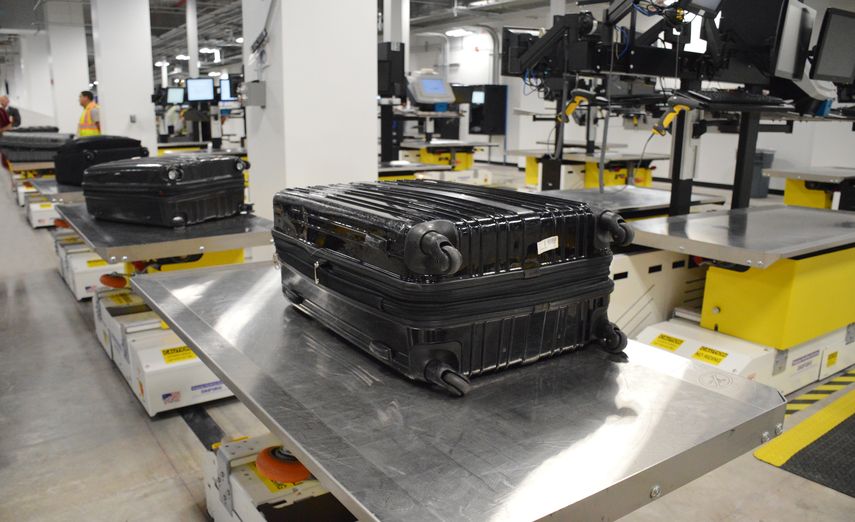 Las peque&ntilde;as mesas automatizadas andan por s&iacute; solas y saben por d&oacute;nde ir, incluso cuando girar a derecha o izquierda, para llegar a su destino.