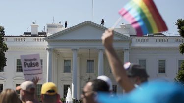 Una marcha del orgullo gay pasa frente a la Casa Blanca, el 11 de junio de 2017 en Washington.&nbsp;