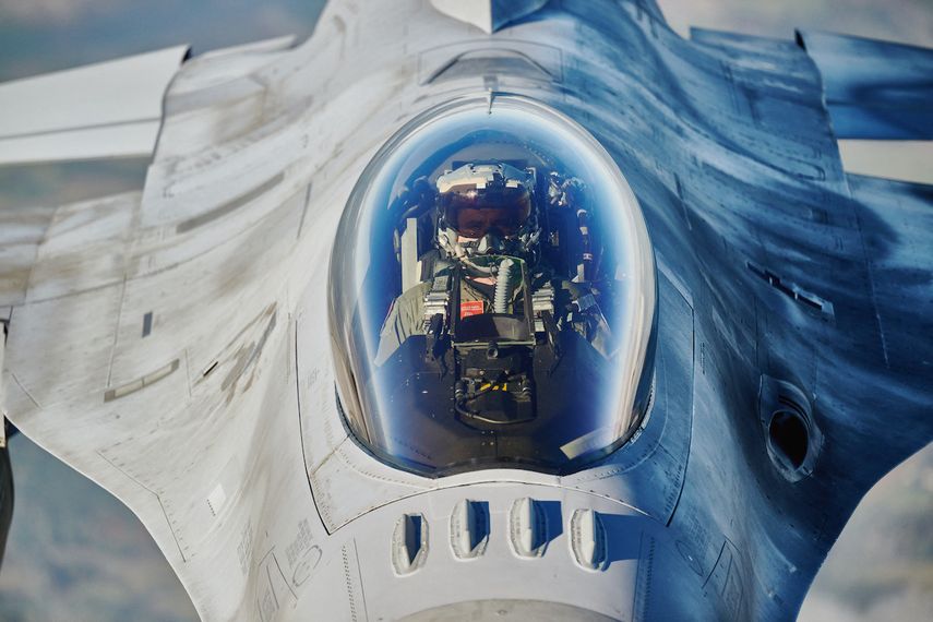 Un avión de combate F 16 participa en el ejercicio Air Shielding de la OTAN cerca de la base aérea de Lask, en el centro de Polonia, el 12 de octubre de 2022. &nbsp;