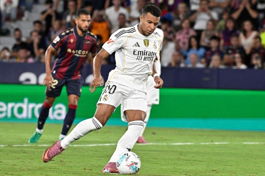 El delantero francés del Real Madrid, Kylian Mbappé, marca de penalti durante el partido de la liga española entre el Levante UD y el Real Madrid CF en el estadio Ciutat de Valencia, en Valencia, el 23 de septiembre de 2025.&nbsp;