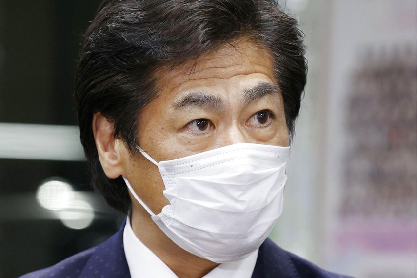 El ministro japonés de Salud, Norihisa Tamura, habla a la prensa después de que un comité de su Ministerio autorizara la vacuna contra el coronavirus desarrollada por Pfizer Inc., la primera aprobada para su uso en Japón, en Tokio, el viernes 12 de febrero de 2021.