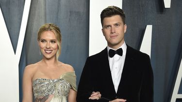Scarlett Johansson, izquierda, y Colin Jost llegan a la Vanity Fair Oscar Party el 9 de febrero de 2020, en Beverly Hills, California.&nbsp;