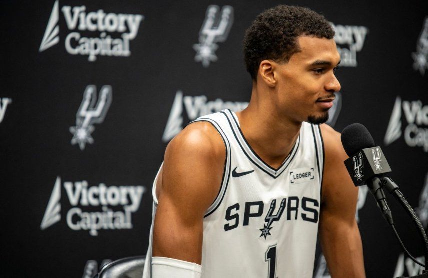 El francés Victor Wembanyama, de los Spurs de San Antonio, habla con los medios durante una rueda de prensa, el 29 de septiembre de 2025.