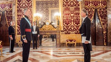 Imagen de Archivo. El Rey de España, Felipe VI (i) recibe al embajador de la República de Nicaragua, Maurizio Carlo Gelli (d), en el Palacio Real, a 17 de mayo de 2023, en Madrid (España).&nbsp; &nbsp;
