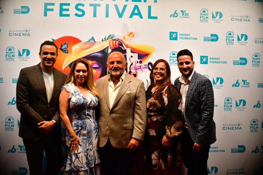 Equipo de DLA en la premier del documental El adiós de la esperanza.