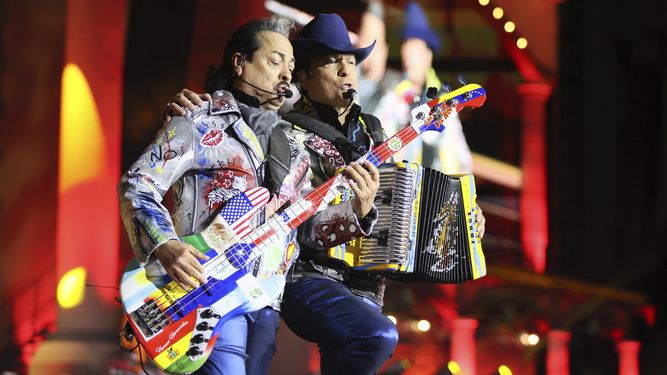 Hernán Hernández, izquierda, y Jorge Hernández, derecha, de la banda mexicana Los Tigres del Norte durante su presentación en el festival Arre en la Ciudad de México el 7 de septiembre de 2024.