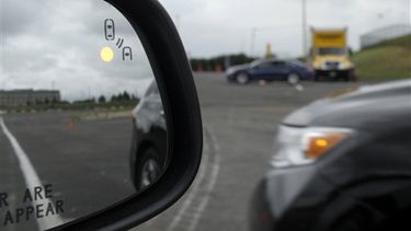 El gobierno de Obama dijo el lunes que está dando los primeros pasos para requerir que en un futuro los autos y camiones ligeros estén equipados con tecnología que les permita advertirse sobre peligros potenciales a tiempo para evitar colisiones. (Foto