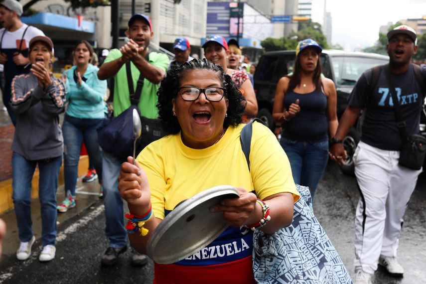 Una mujer toca una cacerola en protesta contra el régimen de Nicolás Maduro.&nbsp;