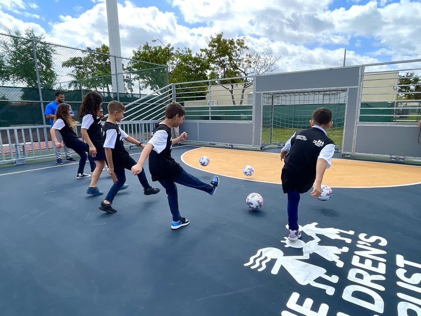 Alumnos de la escuela primaria Flamingo Elementary de Hialeah practican fútbol.&nbsp;