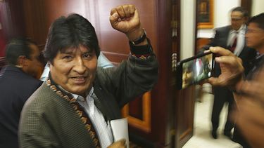 El expresidente boliviano, Evo Morales, saluda luego de una rueda de prensa en Ciudad de M&eacute;xico, en noviembre de 2019.