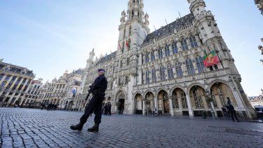 Un policía belga vigila la plaza central de Bruselas, el martes 17 de octubre de 2023, tras el ataque a tiros contra dos suecos.&nbsp;