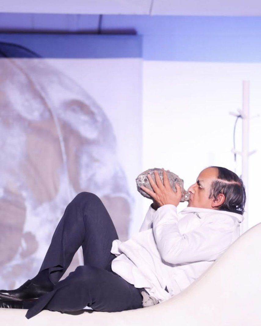 El actor venezolano Héctor Manrique, en la obra de teatro Sangre en diván.