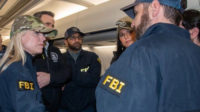 La fiscal general Pam Bondi (izquierda), el director del FBI Kash Patel (centro) y la directora de Inteligencia Nacional Tulsi Gabbard (centro derecha) aparecen el miércoles 5 de marzo esperando la llegada de Muhammad Sharifullah a Estados Unidos tras su arresto en el extranjero