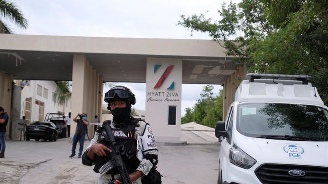 Las fuerzas gubernamentales vigilan la entrada del hotel después de un enfrentamiento armado cerca de Puerto Morelos, México, el jueves 4 de noviembre de 2021.