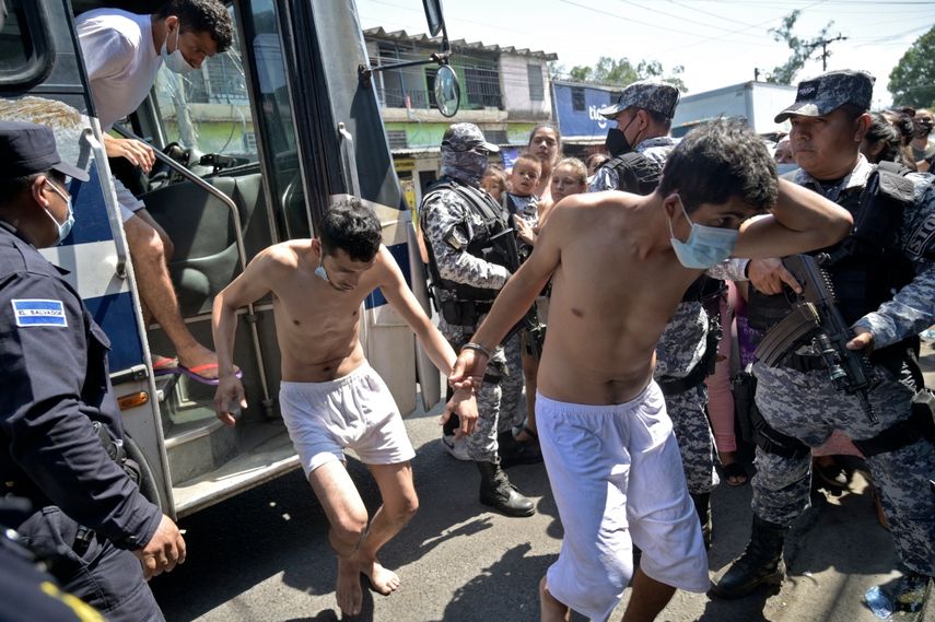 Hombres capturados por supuestos vínculos con pandillas son escoltados por la Policía Nacional Civil durante el estado de emergencia declarado por el gobierno en San Salvador, El Salvador.&nbsp;