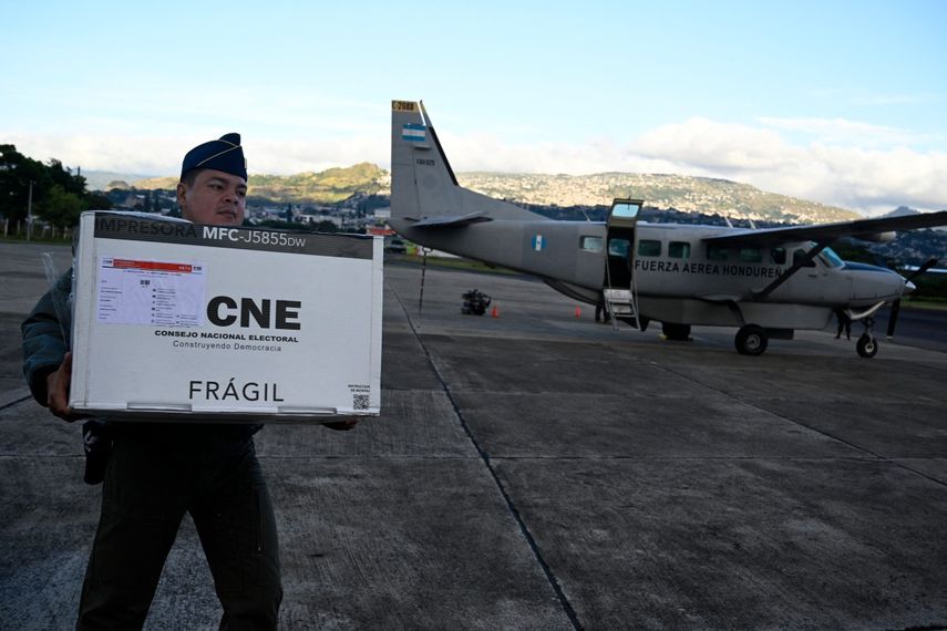 Un miembro de la Fuerza Aérea Hondureña (FAH) se prepara para transportar material electoral a la Mosquitia, departamento de Gracias a Dios, en Tegucigalpa el 24 de noviembre de 2025.