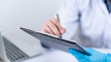 Médico ofrece consulta médica virtual.