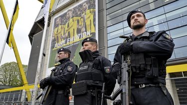 Policías aseguran el estadio Signal Iduna Park ante el partido de ida de cuartos de final de la Liga de Campeones entre el Dortmund y el Mónaco en Dortmund,&nbsp;Alemania, un día después de que tres explosivos estallaran junto al autobús del equipo anfitrión.
