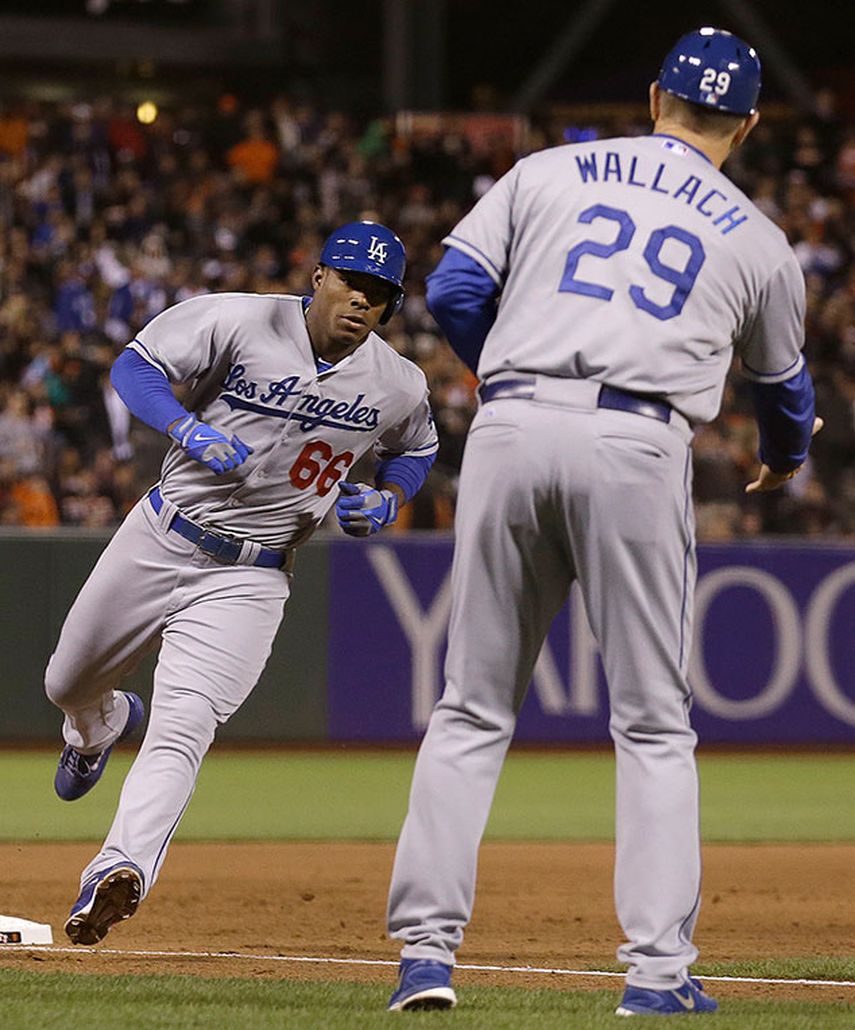 El cubano Yasiel Puig, de los Dodgers de Los Angeles, luego de conectar un jonrón en solitario contra los Gigantes de San Francisco, el martes 24 de septiembre de 2013. (AP Foto/Jeff Chiu)