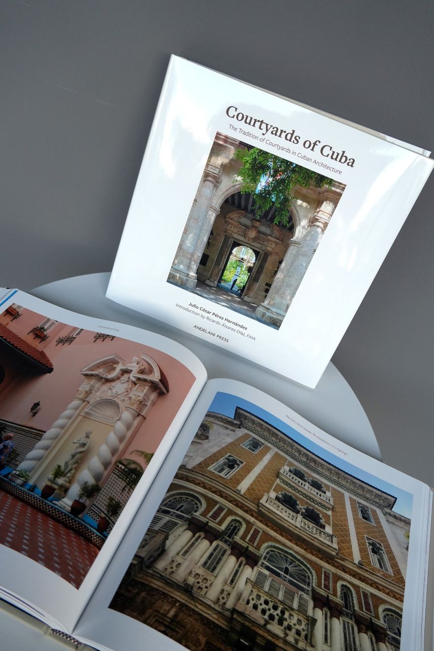 Libro Courtyards of Cuba del arquitecto Julio César Pérez-Hernández.