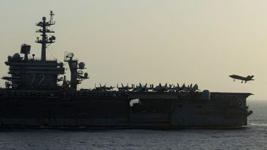 El portaviones Abraham Lincoln (CVN 72) realiza operaciones de bloqueo estadounidenses en el mar Arábigo.