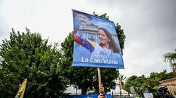 Un simpatizante de la líder de la oposición venezolana y premio Nobel de la Paz, María Corina Machado, sostiene un cartel alusivo mientras se congrega frente a la sede de Vente Venezuela que abrió sus puertas por primera vez en 20 meses, en Caracas el 28 de marzo de 2026. Un simpatizante de la líder de la oposición venezolana y premio Nobel de la Paz, María Corina Machado, sostiene un cartel alusivo mientras se congrega frente a la sede de Vente Venezuela que abrió sus puertas por primera vez en 20 meses, en Caracas el 28 de marzo de 2026.
