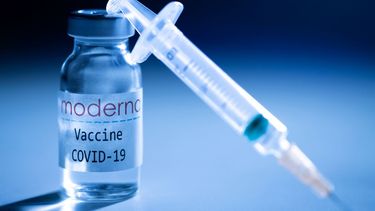 Frasco de la vacuna contra el COVID-19 con el logo del laboratorio estadounidense Moderna.