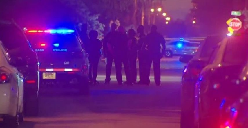 La identidad de los sospechosos no se ha dado a conocer. Hasta ahora solo se sabe que enfrentan cargos de robo y de invasión de morada.