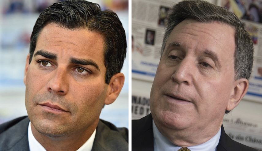 Francis Suárez (izq.), alcalde de Miami, y Joe Carollo (der.) recién electo como miembro de la Comisión de la Ciudad.