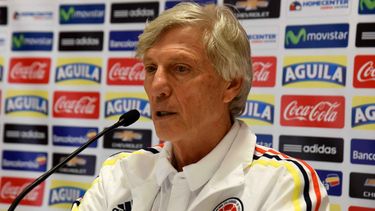 Al despedirse de la afición colombiana,&nbsp;Pekerman&nbsp;mostró su agradecimiento y afirmó que después de cada gol o cada triunfo decía que quería abrazar a cada uno de los colombianos y eso lo he sentido permanentemente.