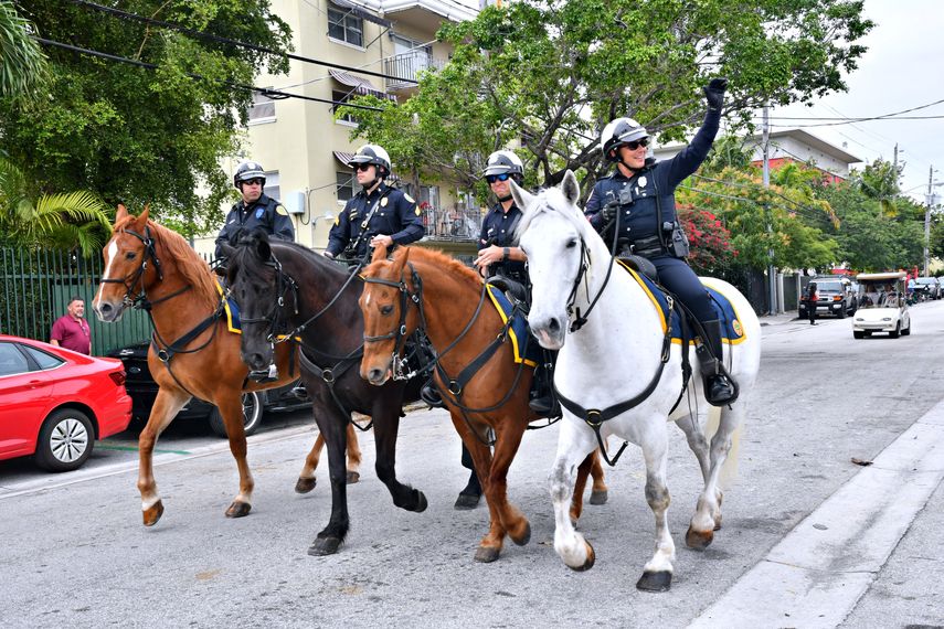 Miembros de la Policía también desfilaron en la&nbsp;Parada Escolar Martiana.&nbsp;