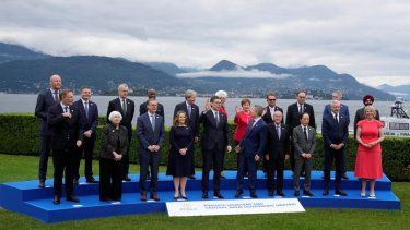 Ministros de finanzas y gobernadores de bancos centrales posan para la foto grupal en la reunión de ministros de finanzas del G7 en Stresa, en el norte de Italia, el viernes 24 de mayo de 2024.