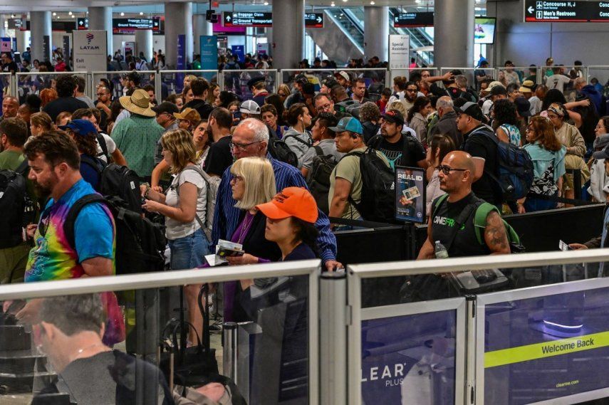 Viajeros en el Aeropuerto Internacional de Miami, Florida.