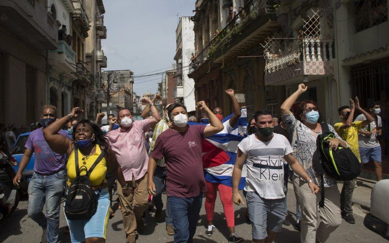 Simpatizantes del gobierno gritan consignas mientras antigubernamentales marchan en La Habana, Cuba, el domingo 11 de julio de 2021. Cientos de manifestantes salieron a las calles en la capital y varias ciudades de Cuba para protestar contra la escasez de alimentos y los altos precios de los productos en medio de la crisis sanitaria causada por la pandemia del nuevo coronavirus.