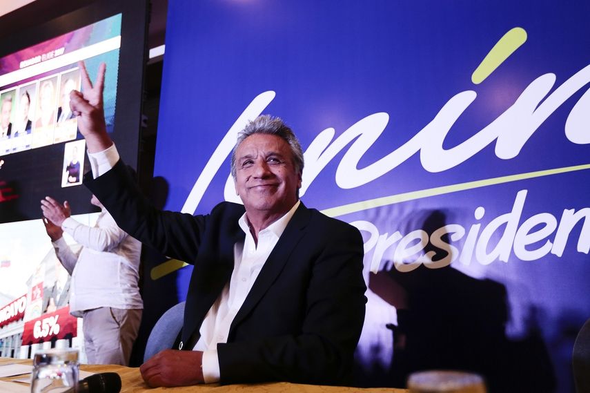 El candidato presidencial oficialista Lenín Moreno, celebra al conocer una encuesta que lo da como ganador este domingo 19 de febrero de 2017, en Quito, Ecuador. EFE/José Jácome