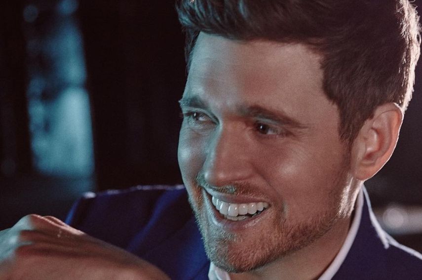 El músico, que tiene cuatro Grammys en casa y publica este viernes Love, su nuevo álbum, comentó que su esposa no tiene nada en contra de que él cante canciones de amor para millones de mujeres.