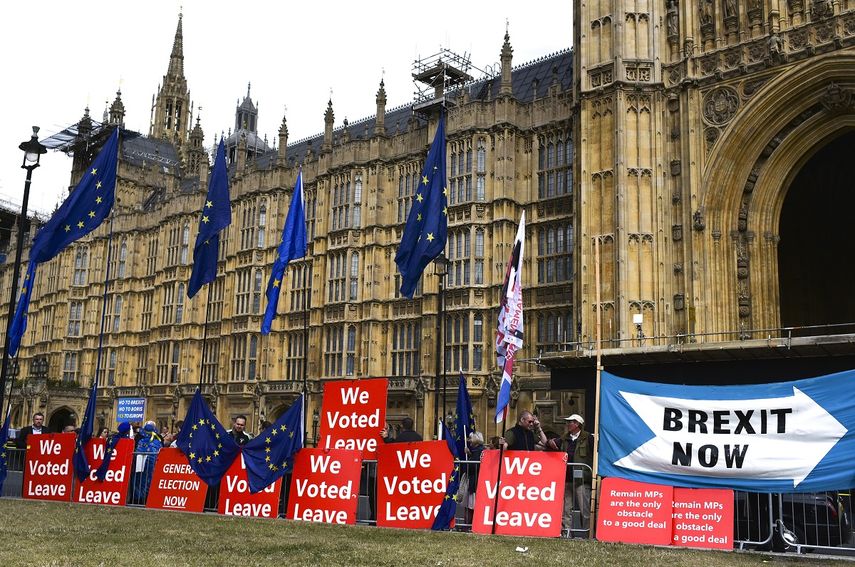 Varias personas sostienen carteles en favor del Brexit en el exterior del Parlamento británico, en Londres, el 5 de septiembre de 2019.&nbsp;