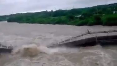 La fuerza de las aguas del río Zaza hizo colapsar el puente que comunica a la ciudad de Sancti Spíritus con la localidad de Zaza del Medio.